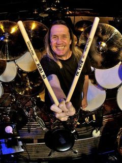 Foto de Nicko McBrain