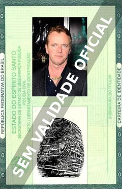 Imagem hipotética representando a carteira de identidade de Aidan Quinn