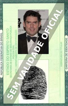 Imagem hipotética representando a carteira de identidade de Chris Weitz