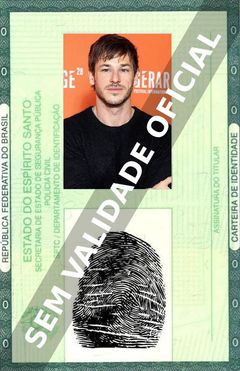 Imagem hipotética representando a carteira de identidade de Gaspard Ulliel