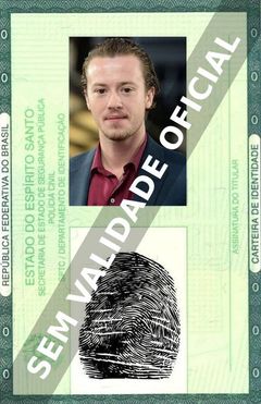 Imagem hipotética representando a carteira de identidade de Joseph Quinn