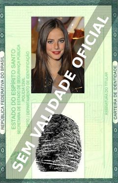 Imagem hipotética representando a carteira de identidade de Kaya Scodelario