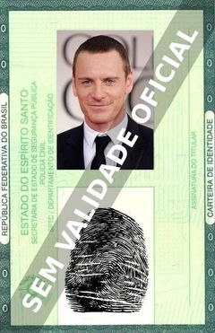 Imagem hipotética representando a carteira de identidade de Michael Fassbender